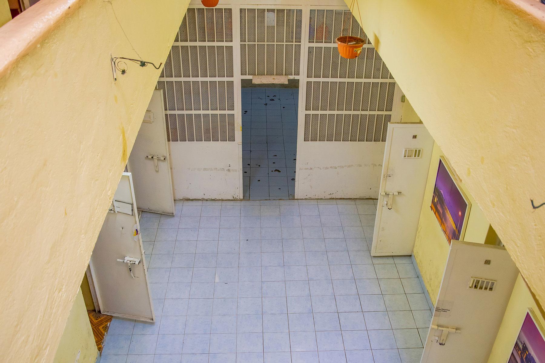 Le touriste passe un mois en prison à une identité erronée