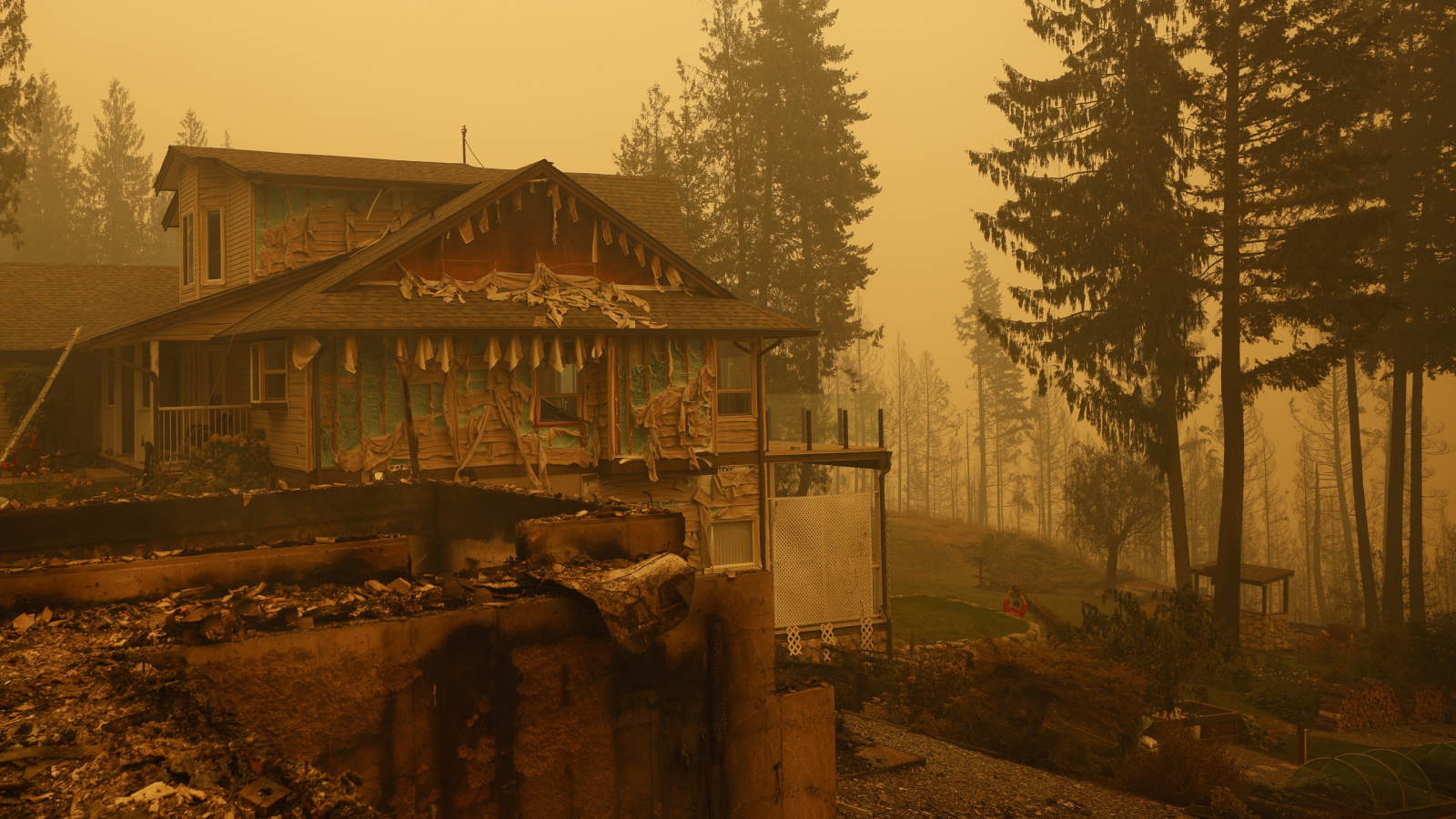 Les biens et les maisons rasés par un incendie de forêt à Celista, en Colombie-Britannique, au Canada, le samedi 19 août 2023. Des incendies de forêt record au Canada, qui ont déjà brûlé une zone plus grande que la Grèce, se dirigent vers des centres de population clés, forçant des dizaines de milliers à évacuer.