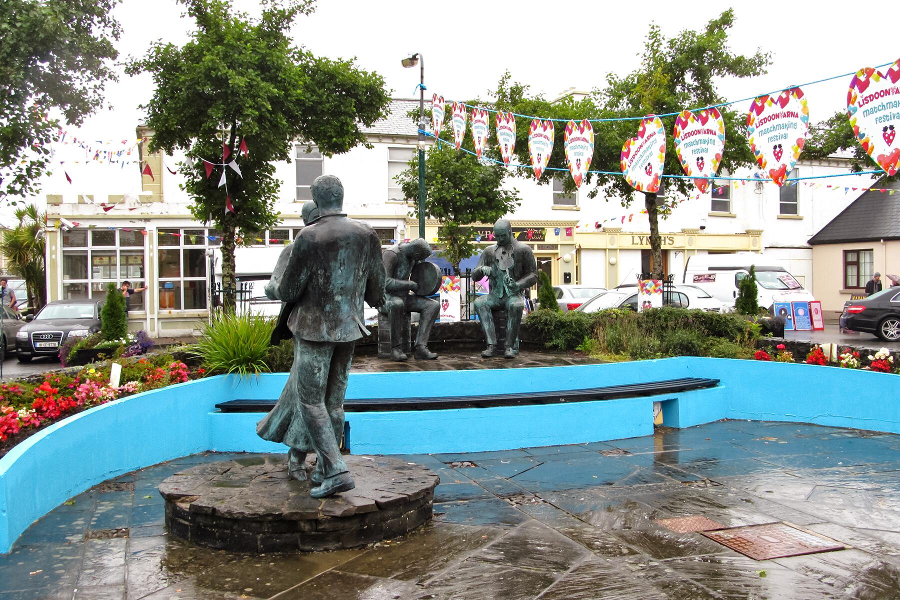 2_Ireland_Lisdoonvarna_Un dimanche après-midi humide sur la place Lisdoonvarna_Travel Ireland bar_Wikimedia Commons_4679238_Gordon Hatton (CC BY-SA 2.0) via Wikimedia Commons