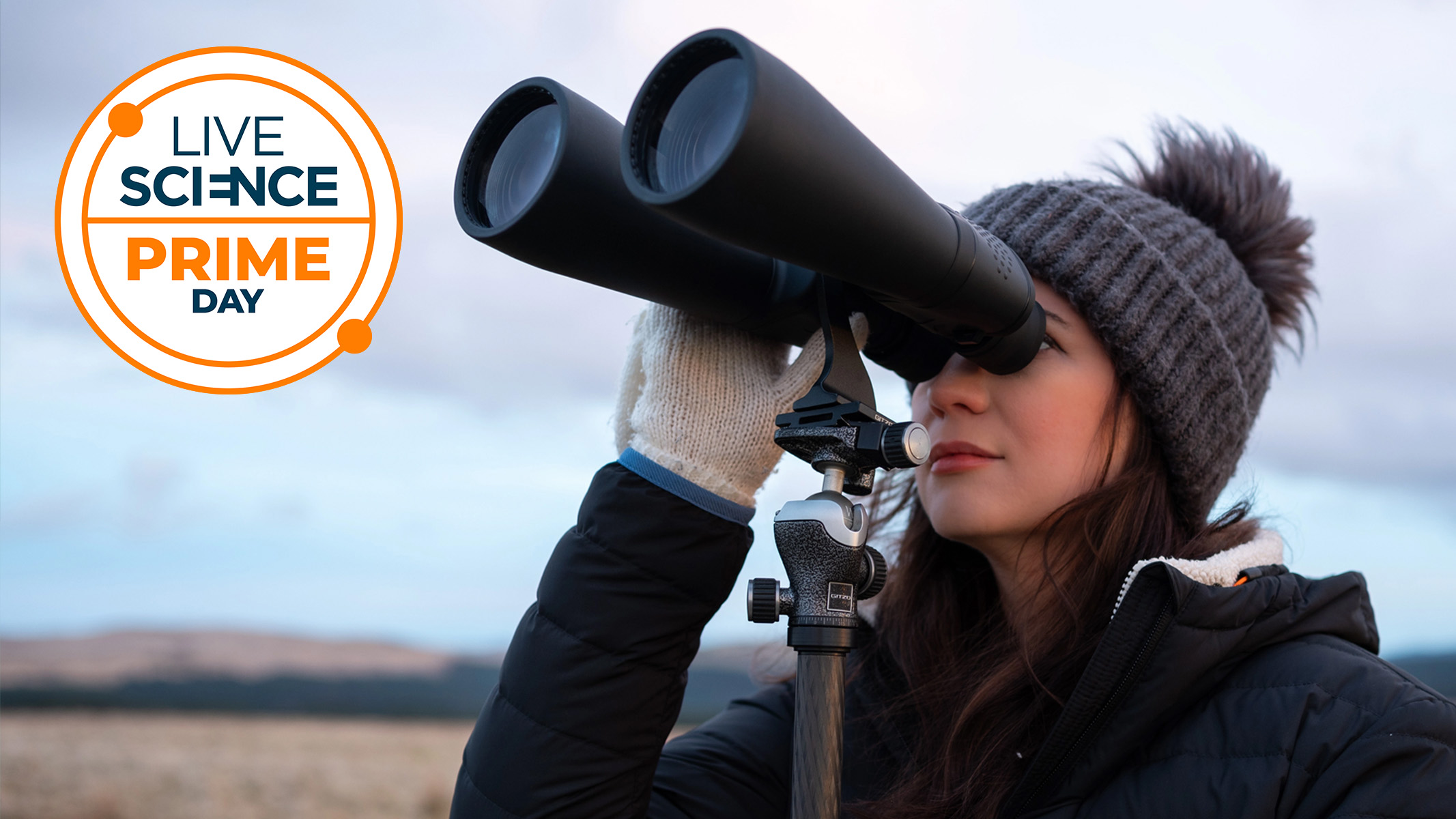 femme utilisant les jumelles Celestron SkyMaster 15x70 sur un trépied