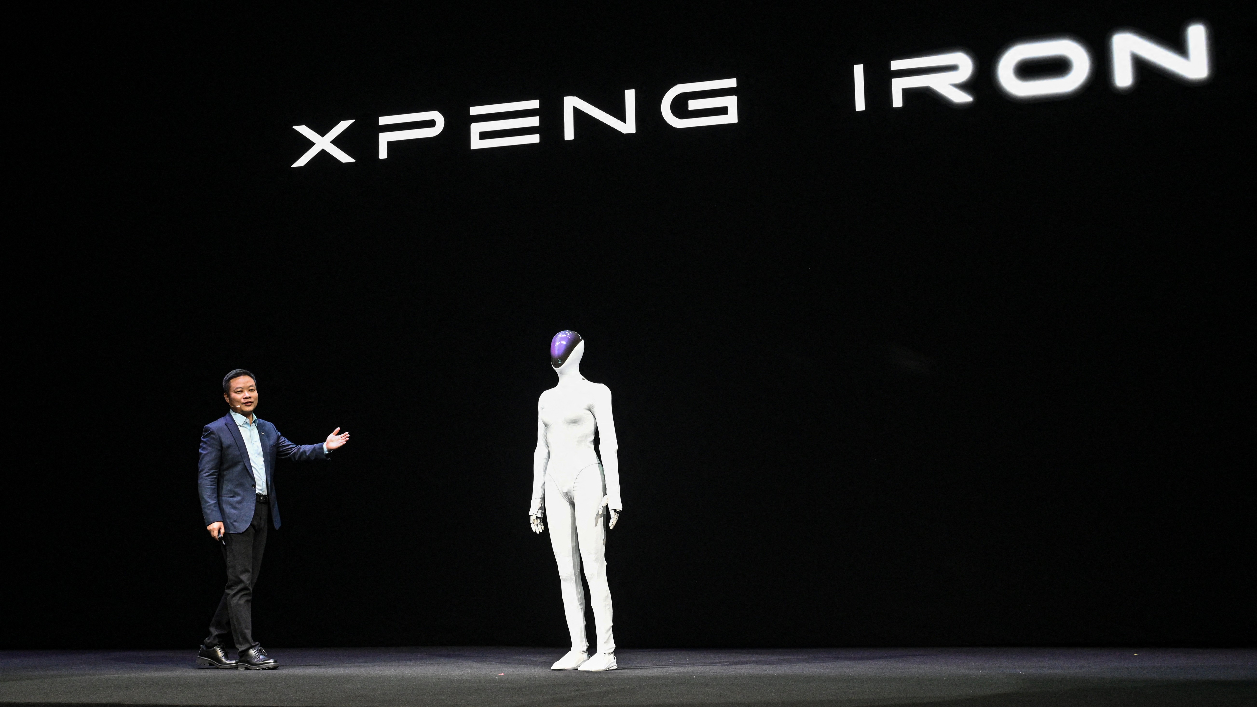 He Xiaopeng, cofondateur et président de Xpeng, a présenté le robot IRON de nouvelle génération de Xpeng le 5 novembre.