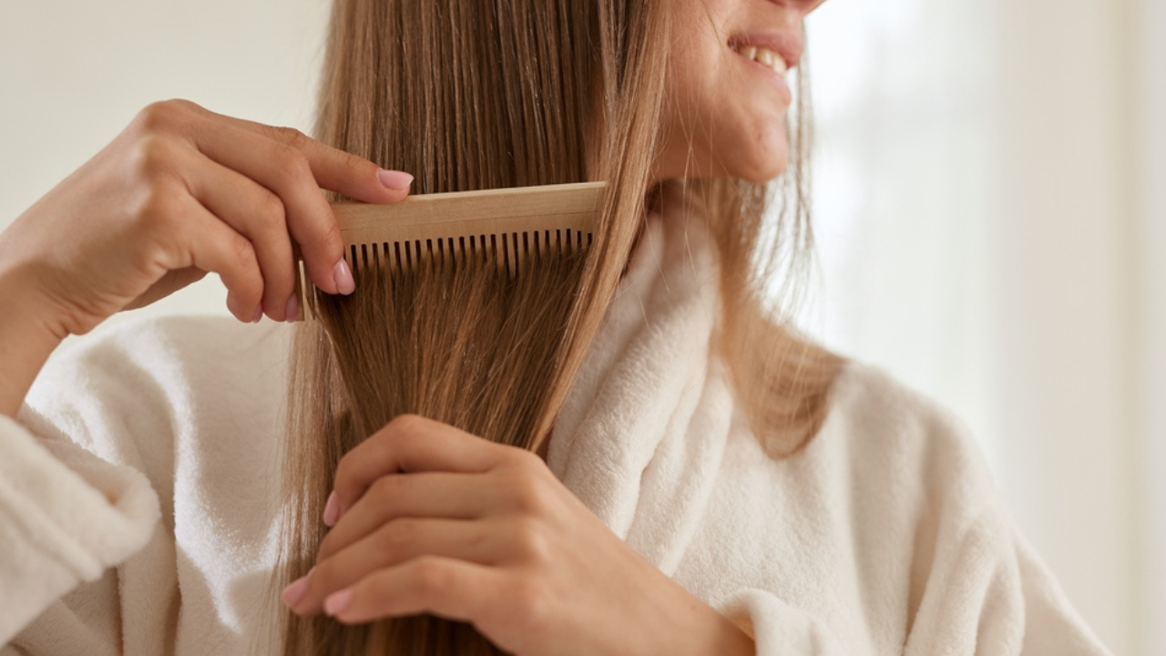 14 astuces de soins capillaires pour les cheveux secs et sujets à l’électricité statique en hiver