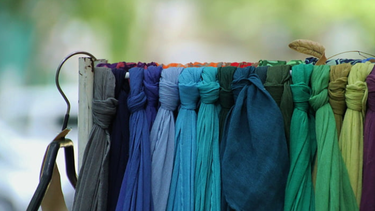 9 foulards en nylon vintage appréciés des collectionneurs de niche