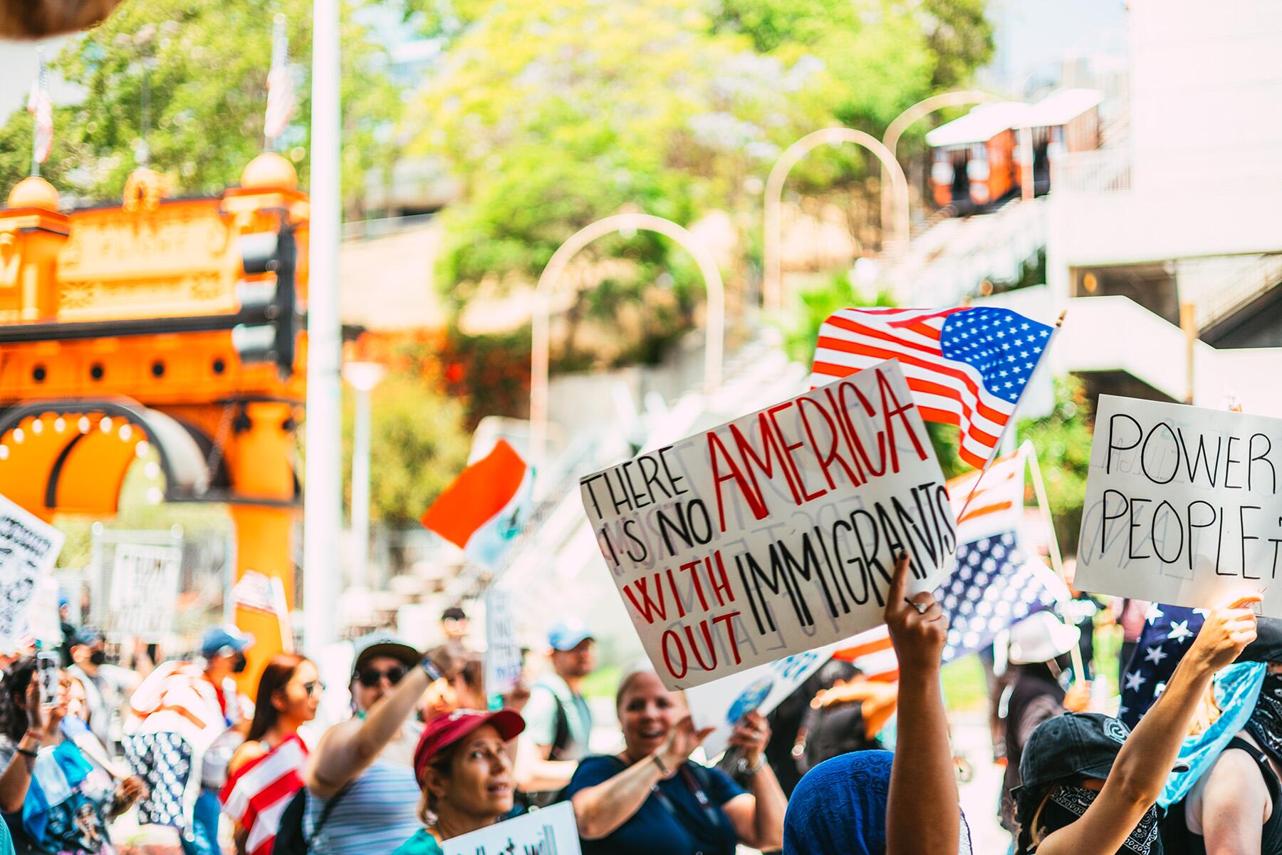 Je suis un « touriste protestataire » qui voyage à travers le pays pour participer à des manifestations