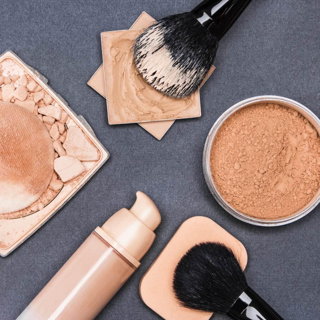 12 produits de maquillage qui ne s'écailleront pas et ne se fissureront pas à l'air sec