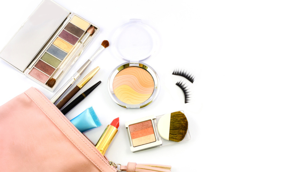 12 essentiels de trousse de maquillage pour les voyages de décembre