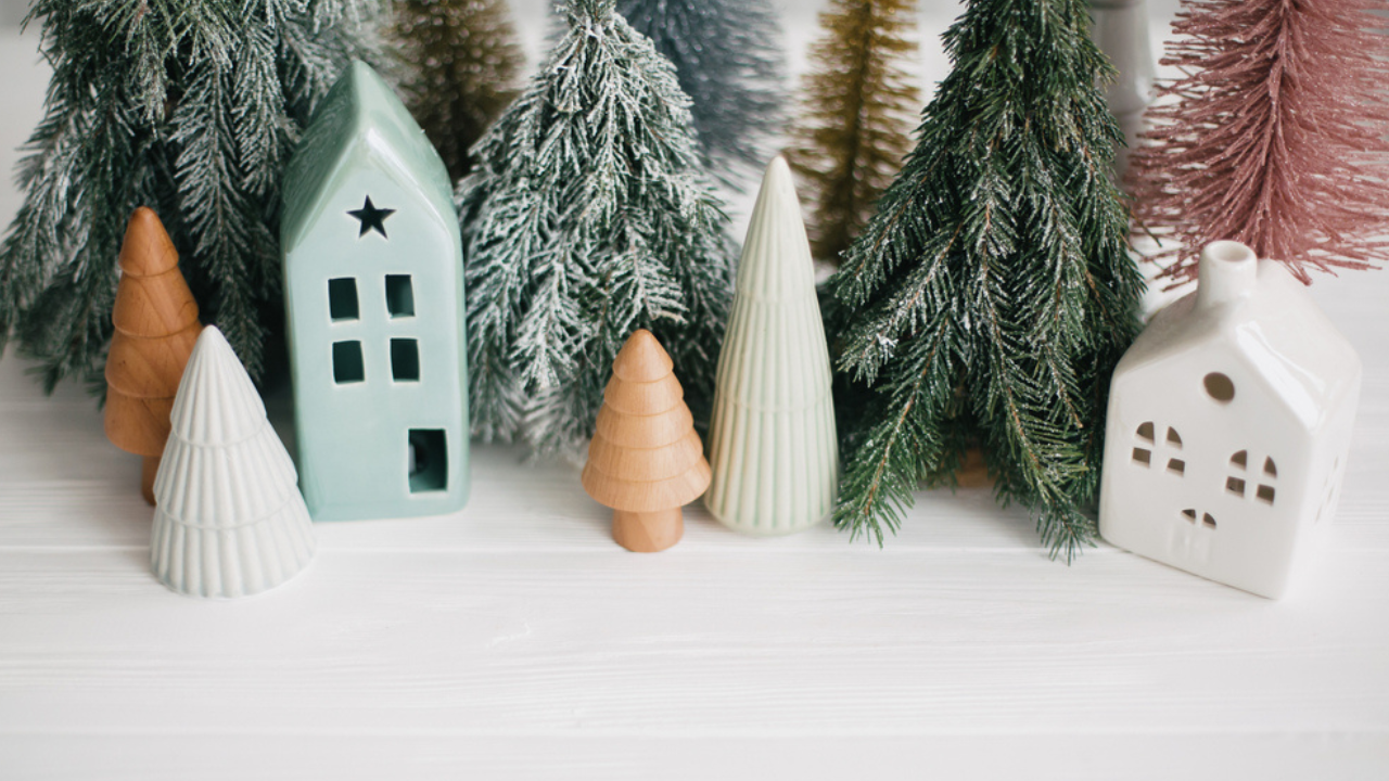 10 familles de céramiques de vacances du milieu du siècle adorent exposer