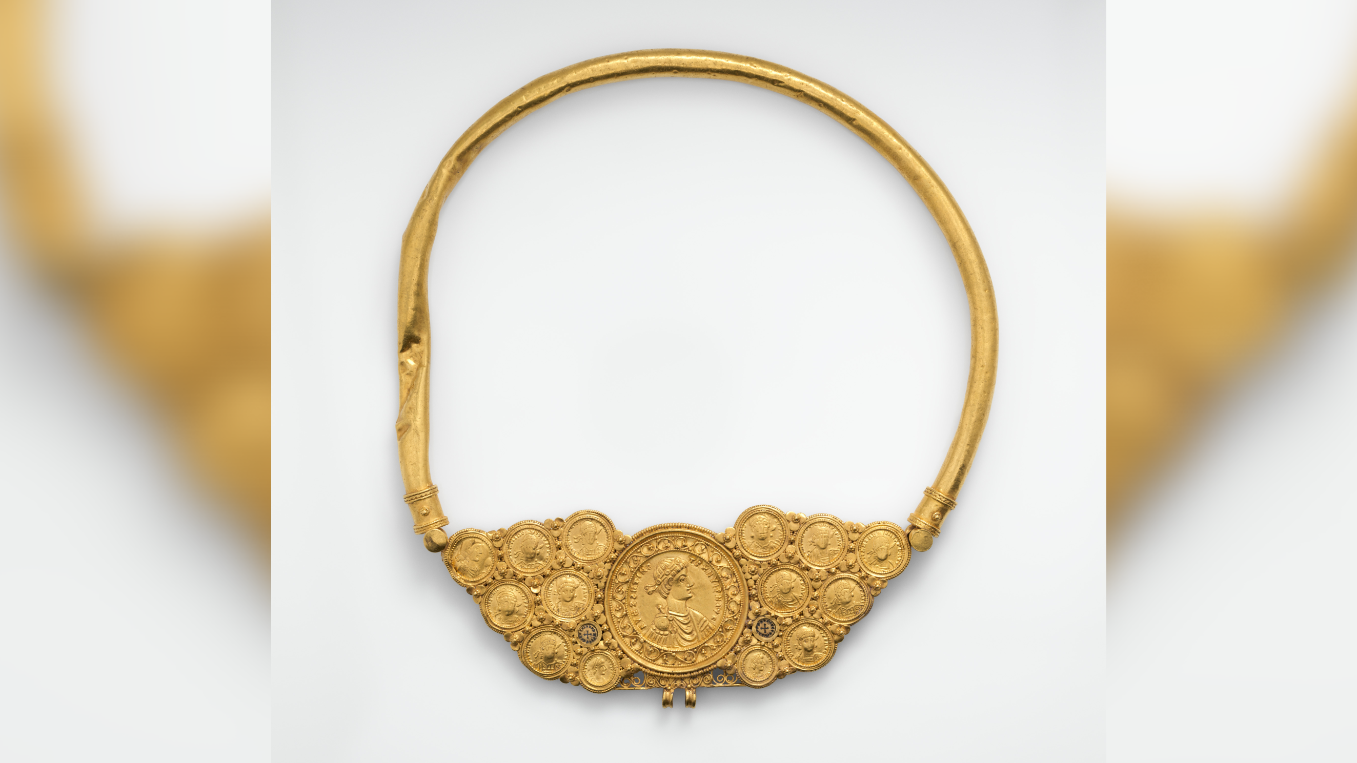 un collier en or avec 14 pièces d'or byzantines en bas, sur fond blanc