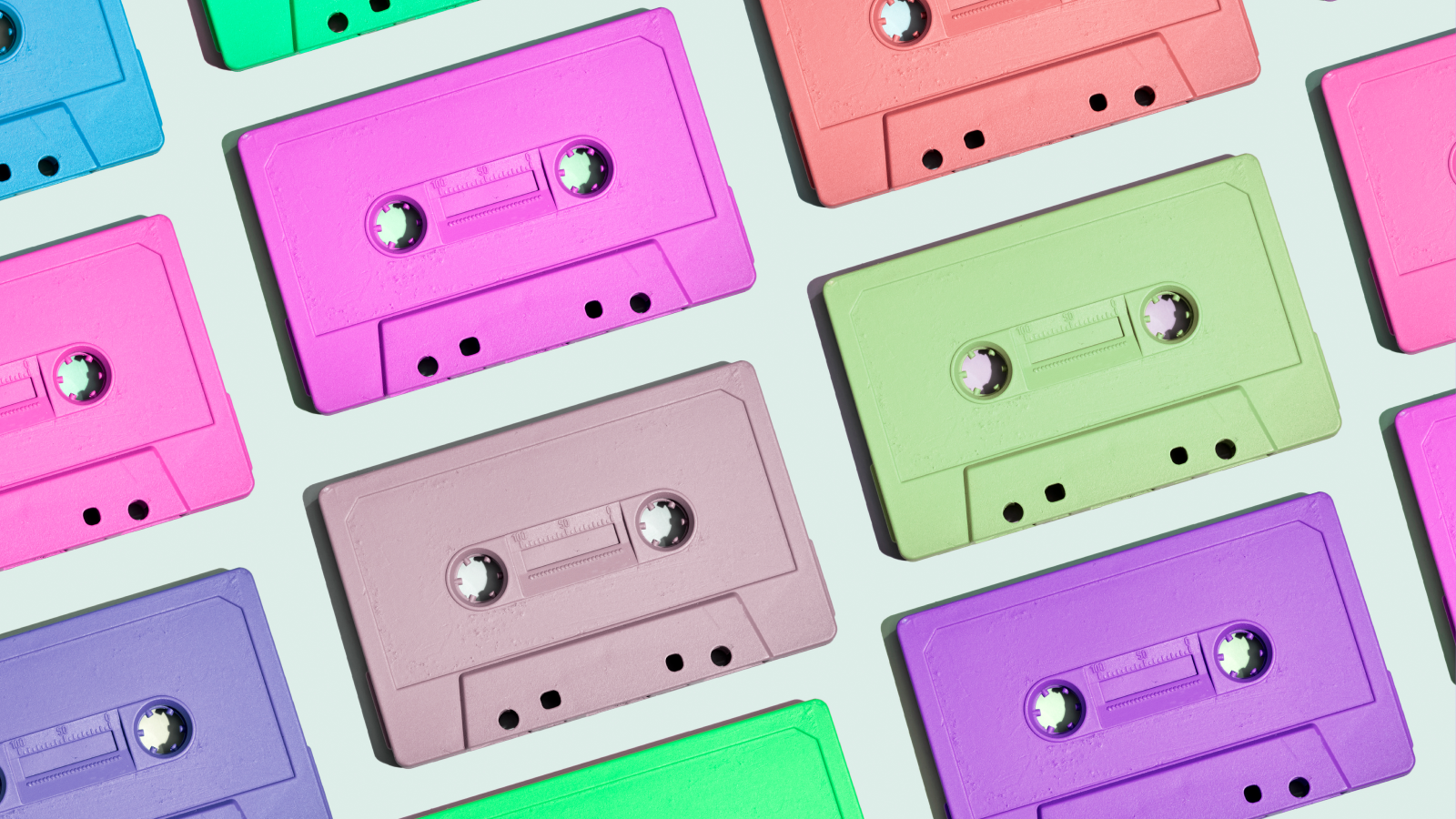 Directement au-dessus de la vue de certaines cassettes audio multicolores sur fond gris.