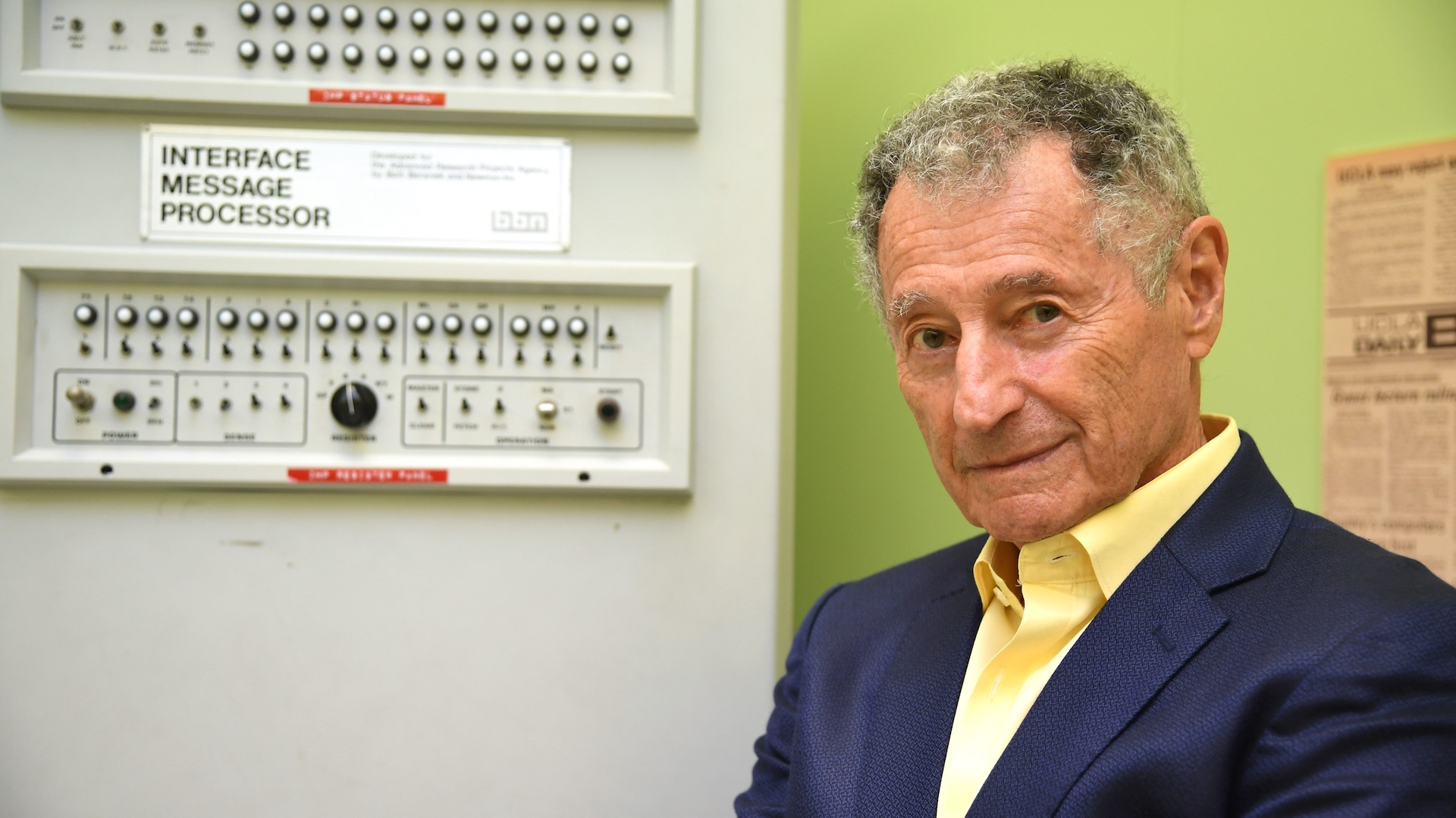 Le Dr Leonard Kleinrock pose à côté du premier processeur de messages d'interface