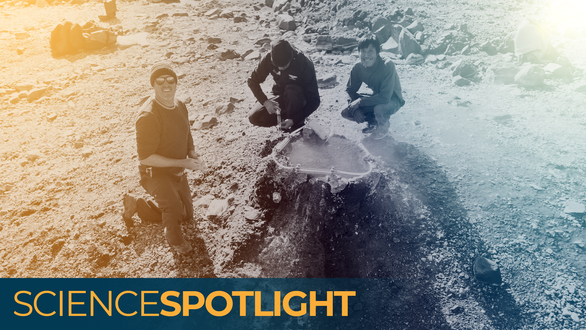Une photo de trois hommes accroupis autour d’un trou dans le sol émettant de l’hélium