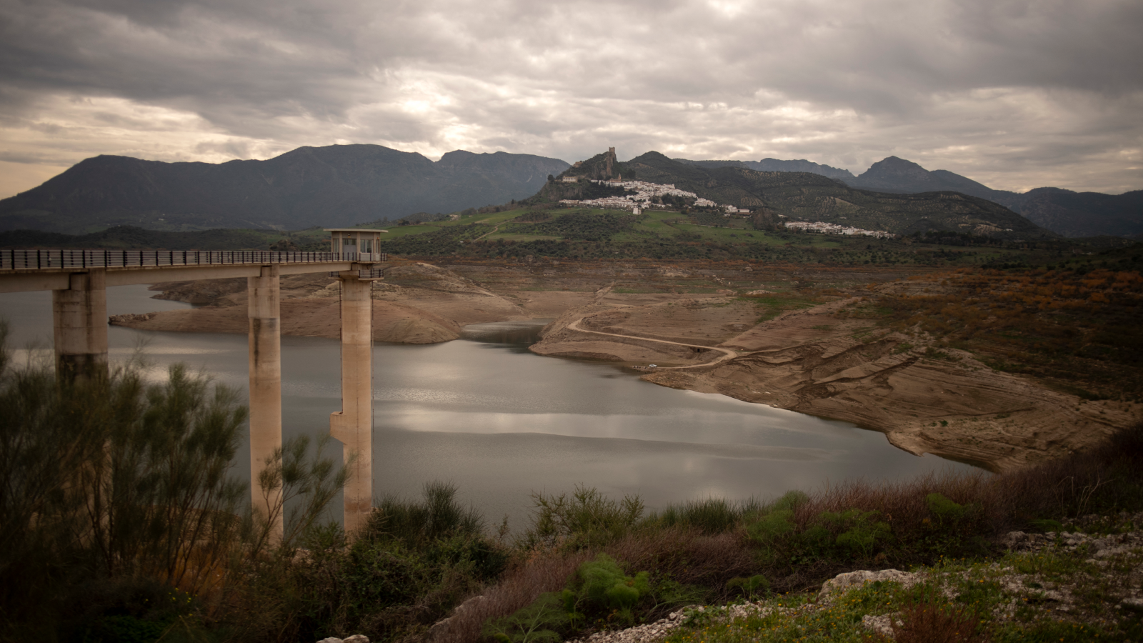 Cette photographie montre une vue du réservoir Zahara-El Gastor à Zahara de la Sierra, dans la province méridionale de Cadix, lors d'un épisode de sécheresse le 29 décembre 2023.