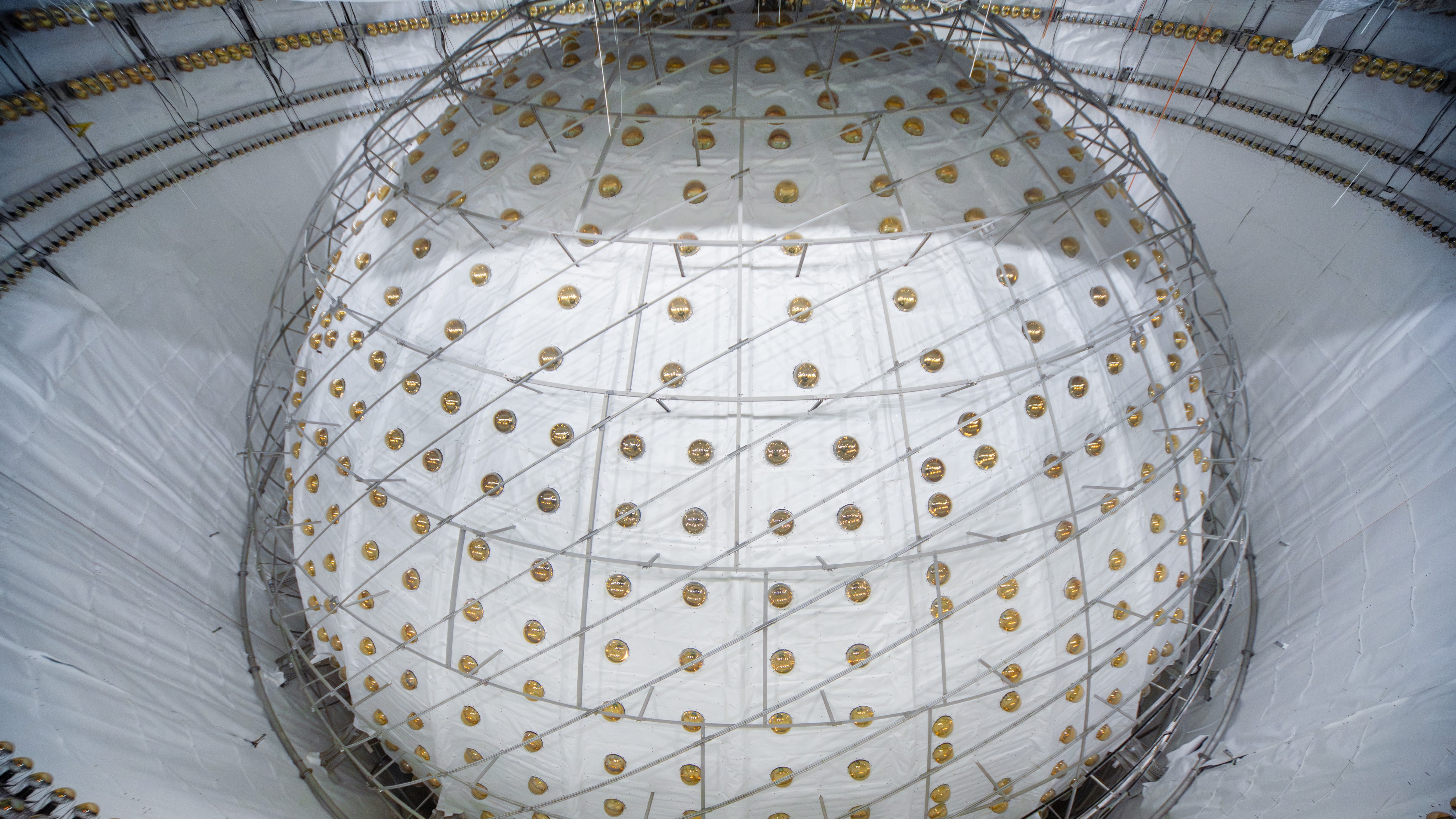 Une sphère blanche profondément sous terre