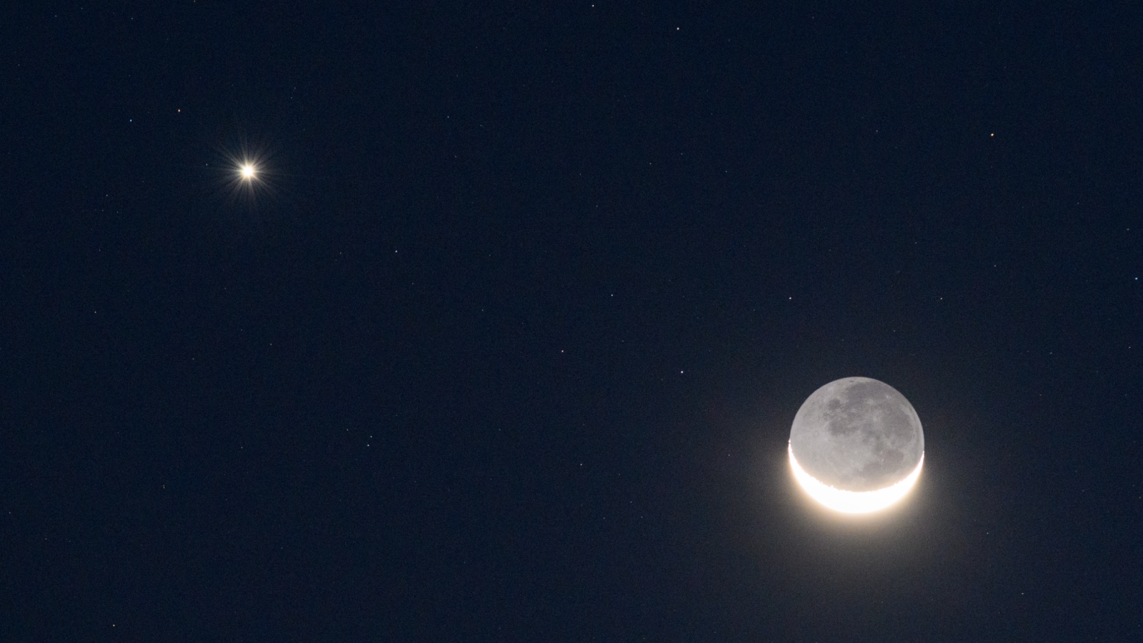 Vénus et croissant de lune côte à côte.