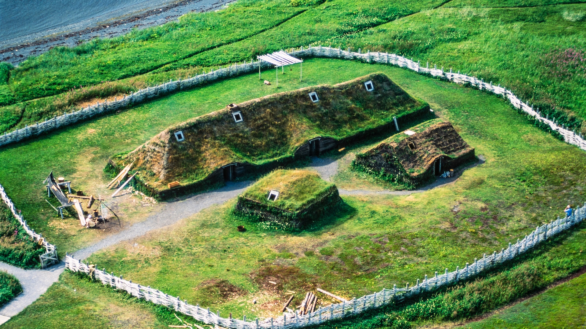 Une image aérienne des structures de L'Anse aux Meadows