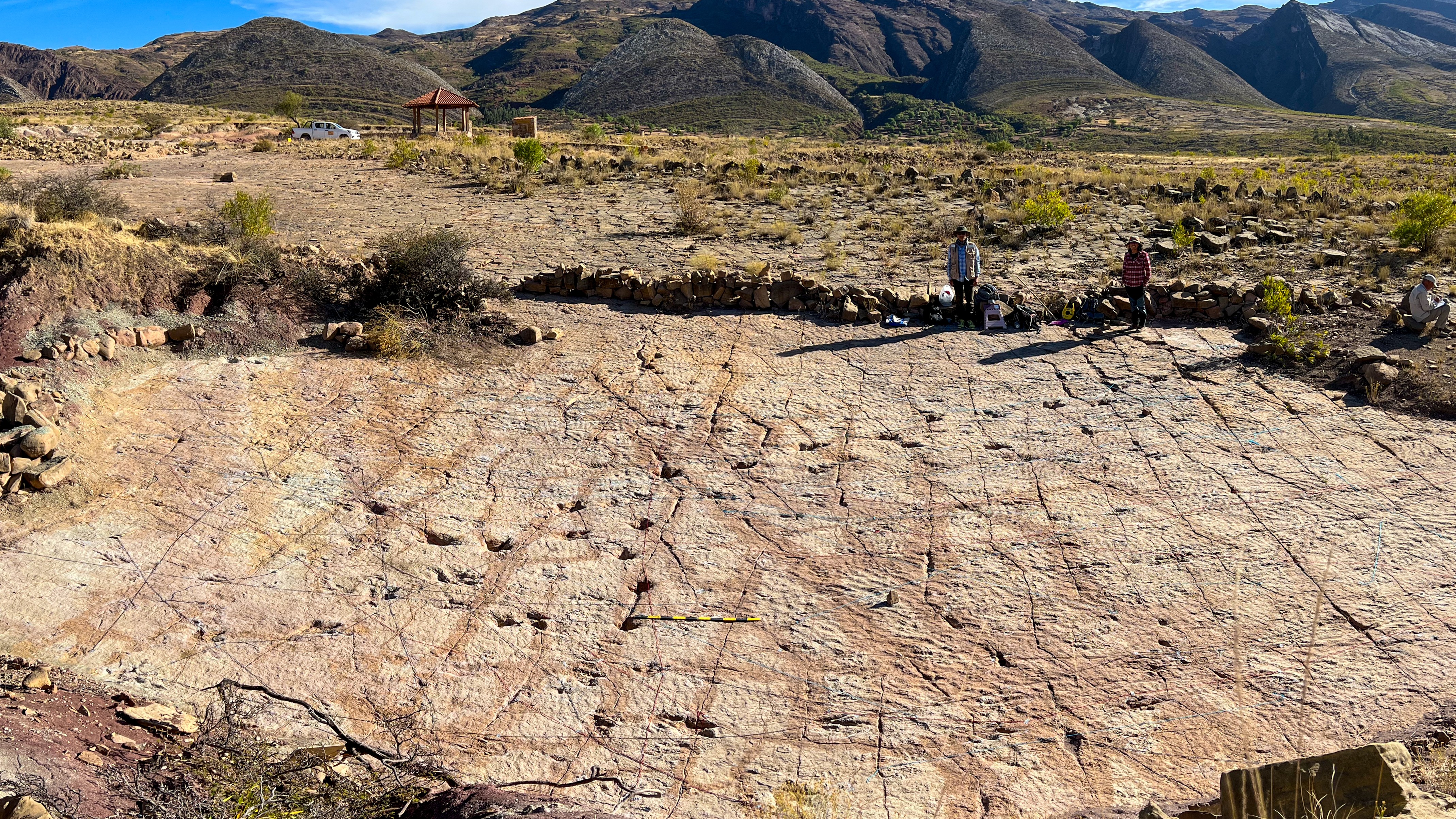 Vue d'un site d'étude paléontologique en Bolivie avec des milliers de traces de dinosaures.