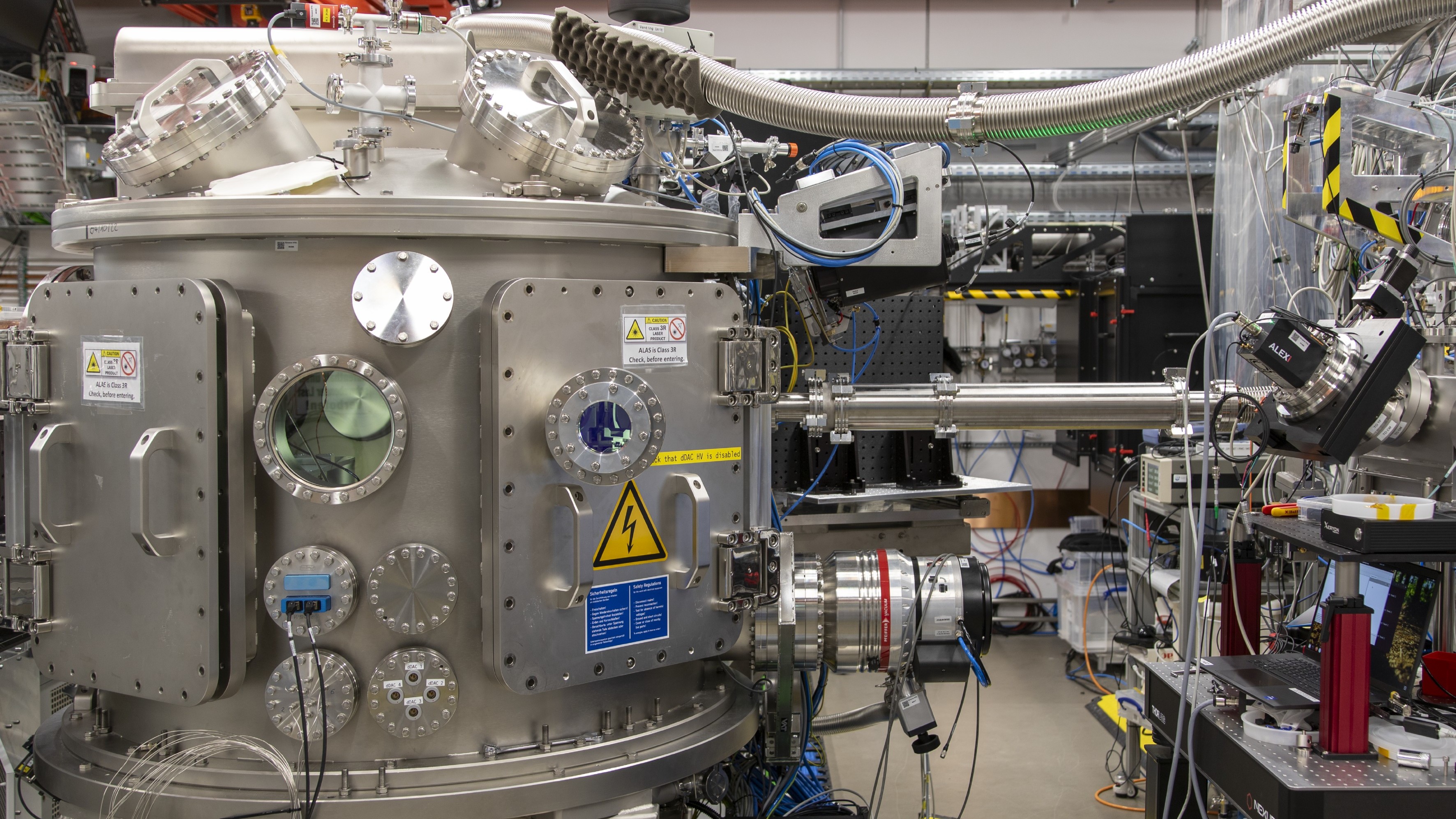 Une photographie de l'instrument à haute densité d'énergie (HED) du XFEL européen. 