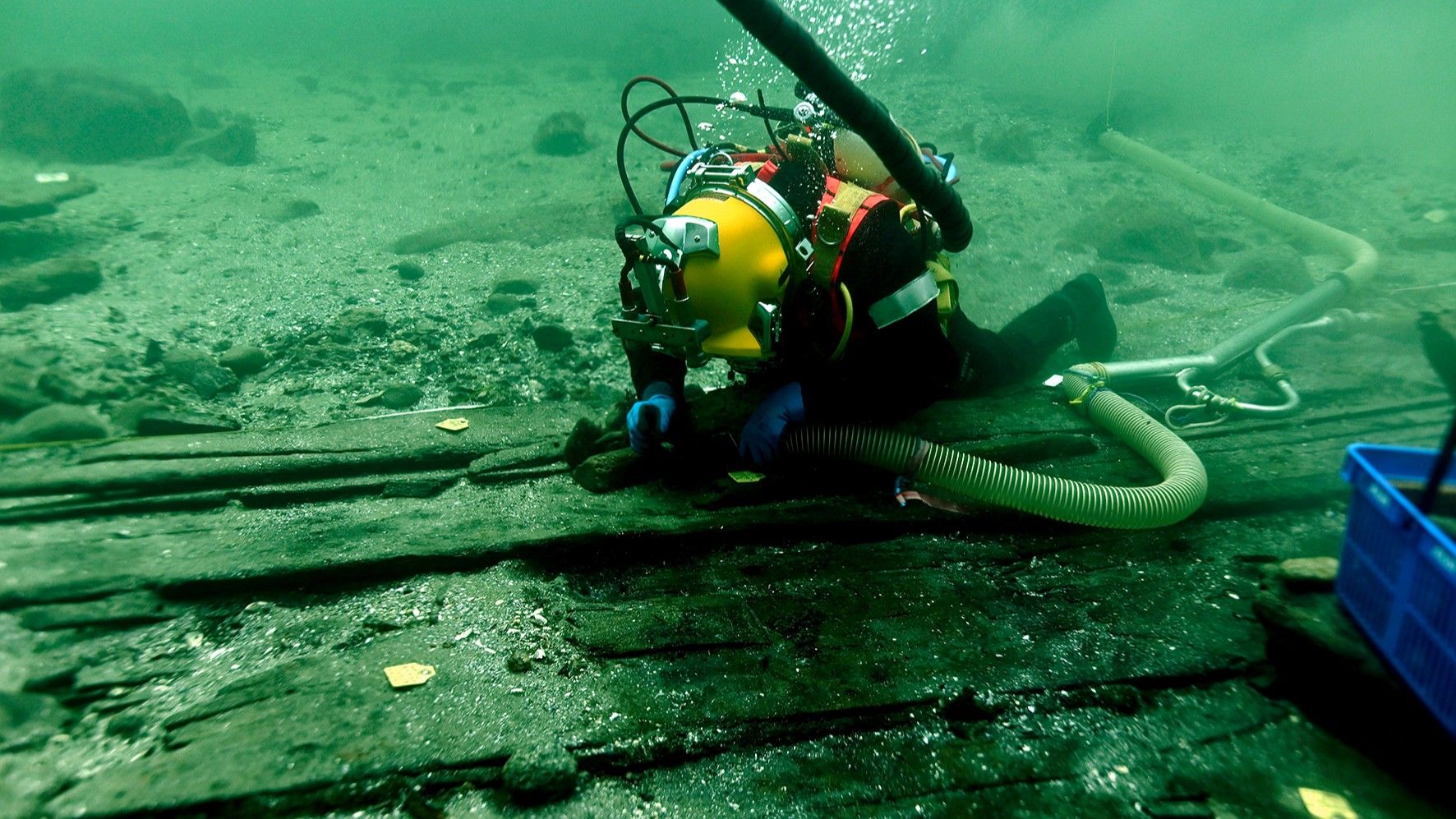 An underwater photo of a diver at the Svælget 2 shipwreck site.