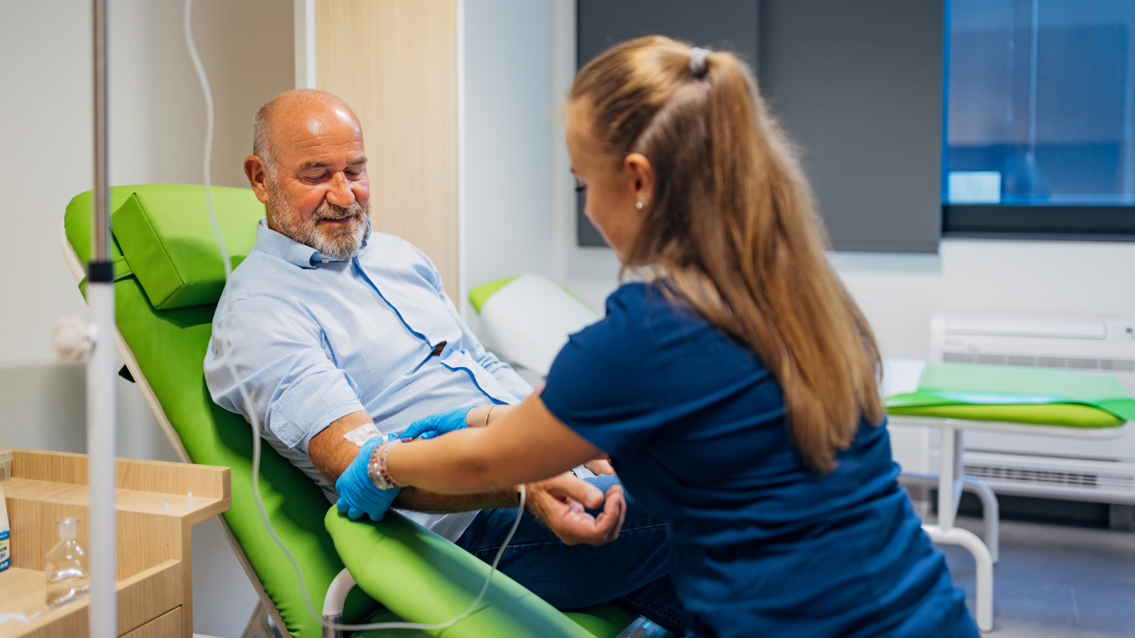 Femme médecin collectant un échantillon de sang du patient pour un test ou un don dans une clinique médicale.