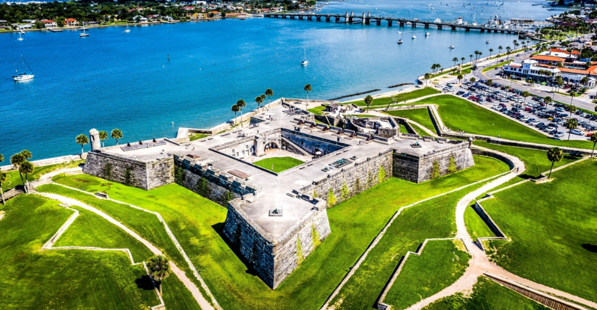 17 forts historiques aux États-Unis où les enfants peuvent grimper en toute sécurité