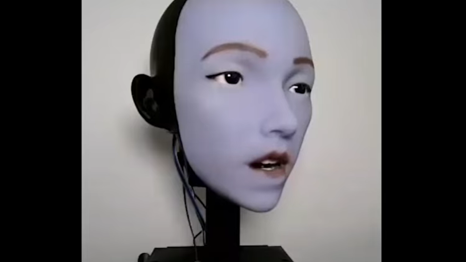 Le visage effrayant d'un robot humanoïde a appris à bouger ses lèvres avec plus de précision en se regardant dans le miroir, puis en regardant YouTube