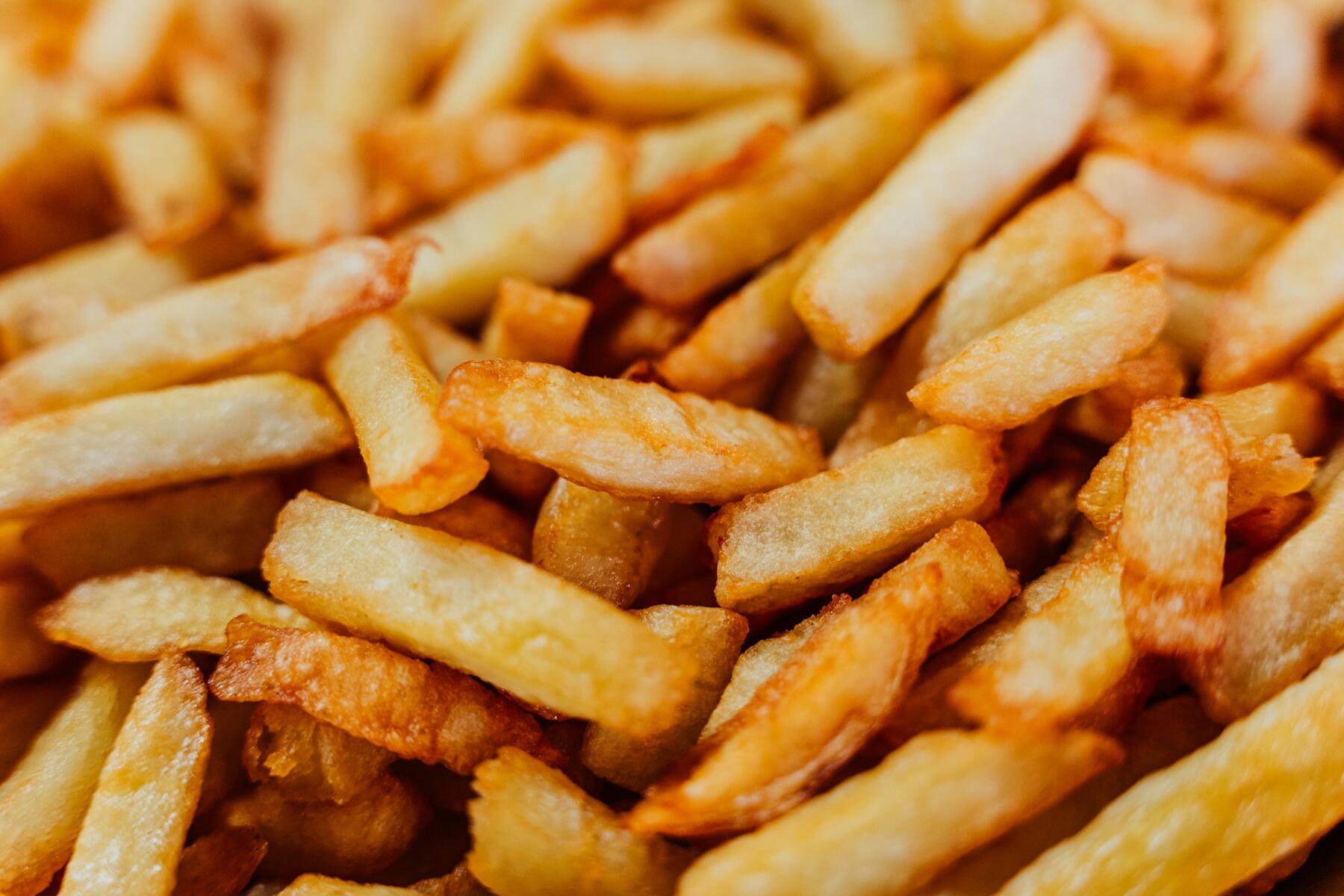 Des milliers de frites recouvrent mystérieusement la côte anglaise