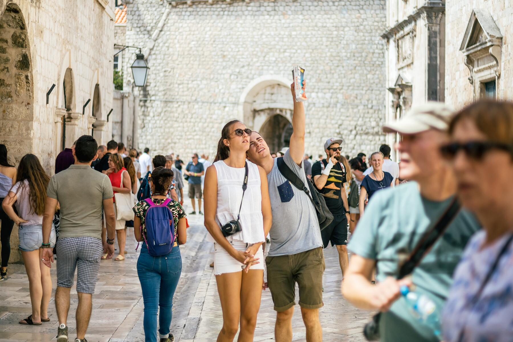 Les 10 principales escroqueries liées aux voyages à surveiller en 2026