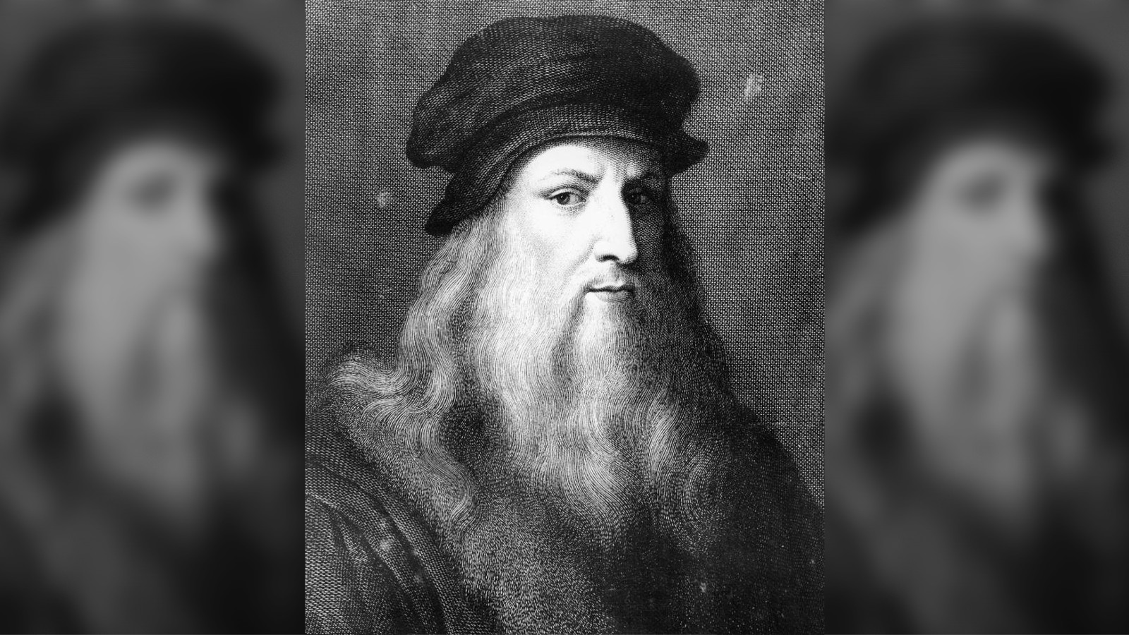 Portrait noir et blanc de Léonard de Vinci. Il a de longs cheveux blancs et une longue barbe blanche. Il porte un chapeau noir.