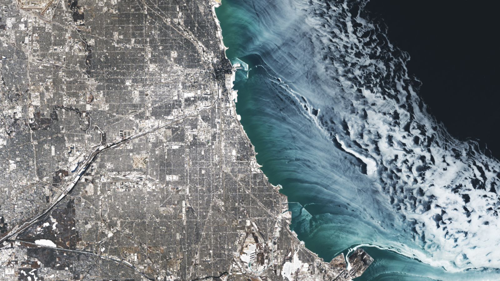 Une photo satellite montrant des tourbillons de glace éthérés le long du littoral de Chicago en hiver
