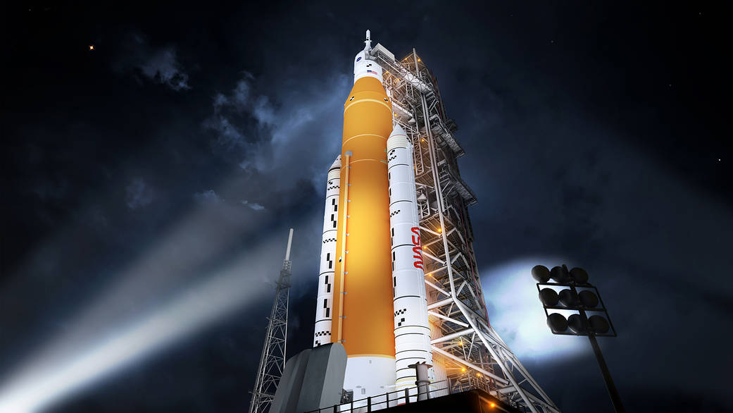Une illustration de la fusée Space Launch System (SLS) de la NASA éclairée la nuit dans sa configuration de véhicule d'équipage Block 1.