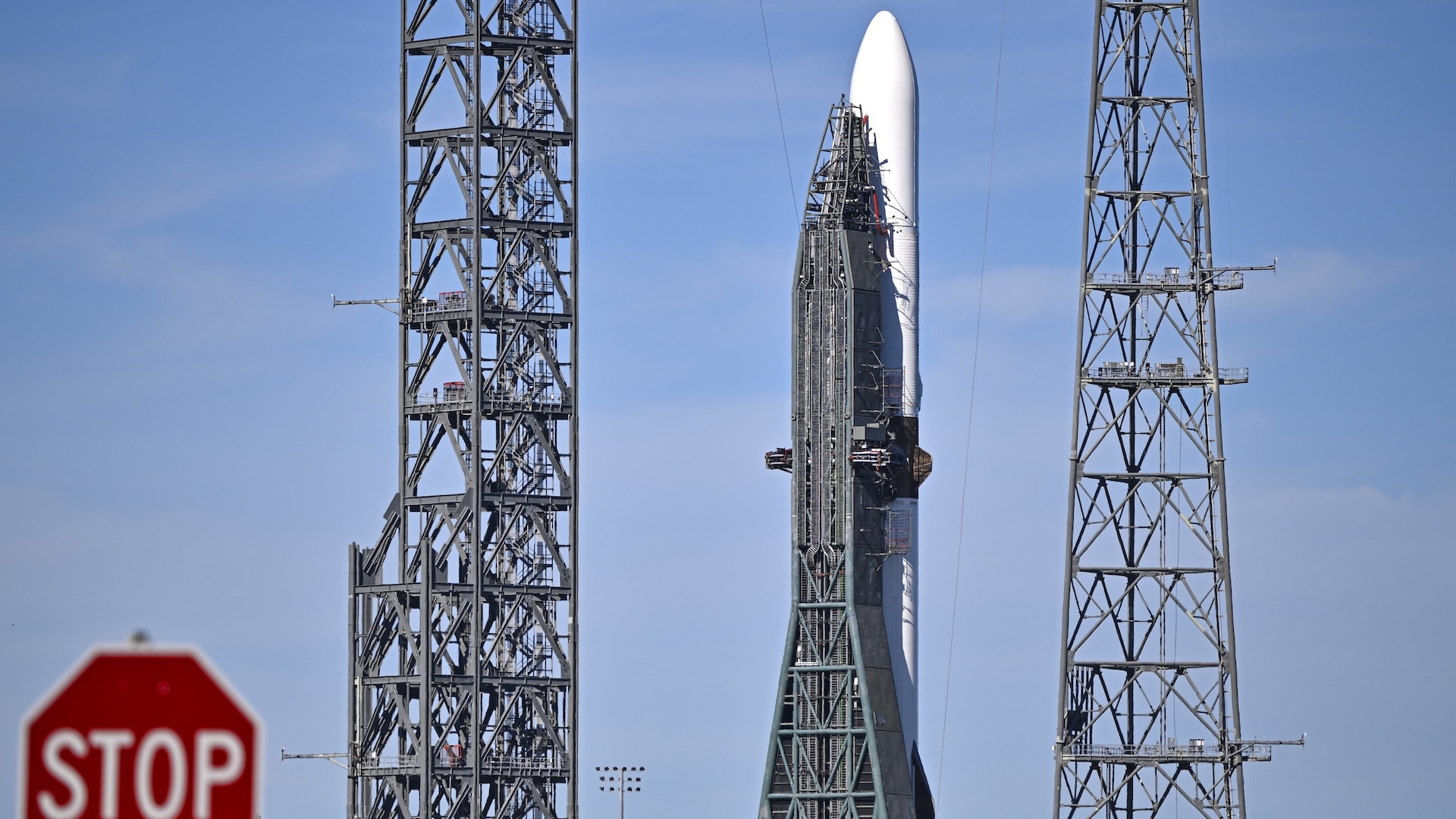 une photo de la fusée New Glenn de Blue Origin avec un 