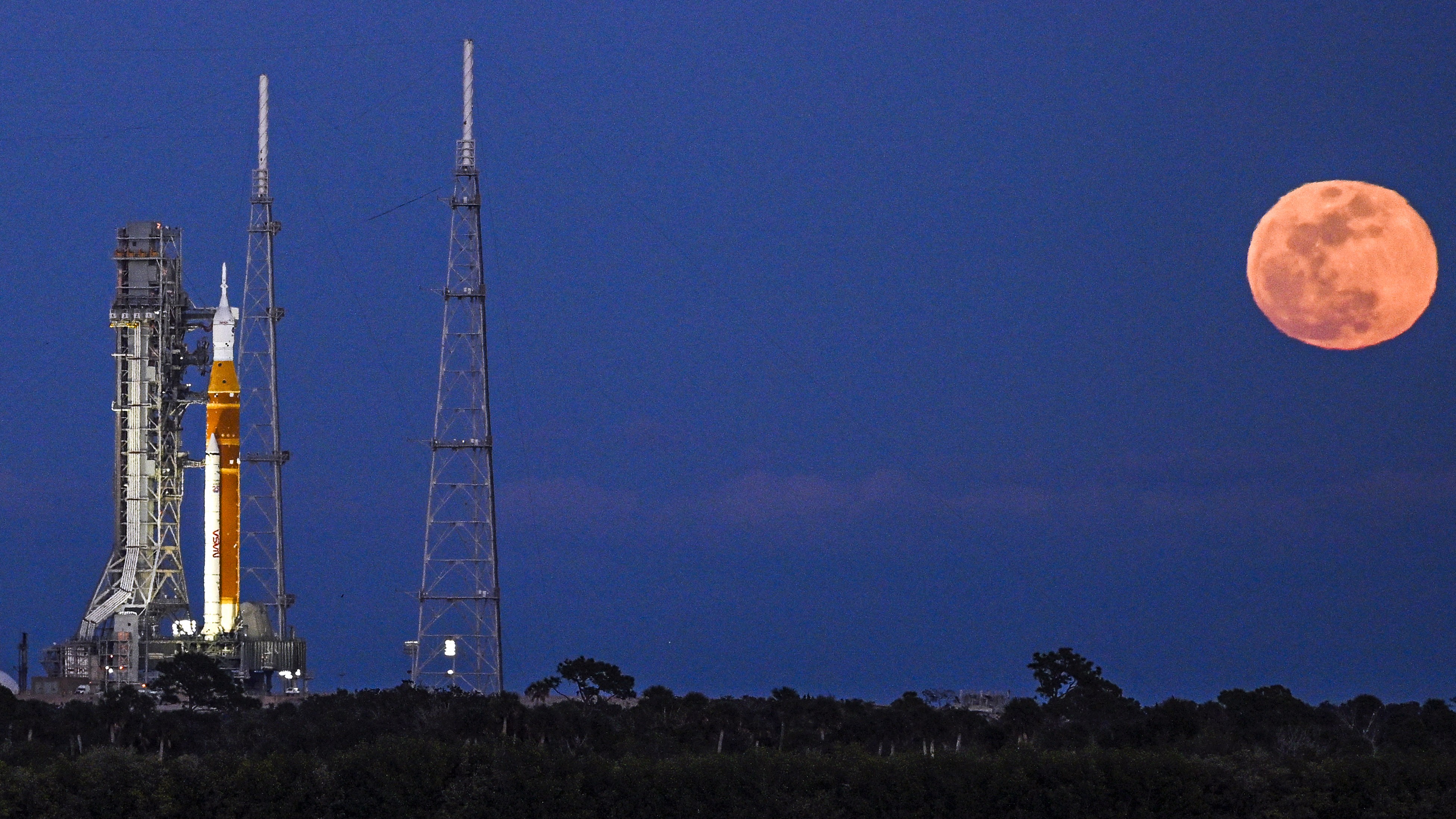 Une photo de la fusée Artemis II's Space Launch System (SLS) et du vaisseau spatial Orion sur la rampe de lancement 39B au Kennedy Space Center à Cap Canaveral, en Floride. 