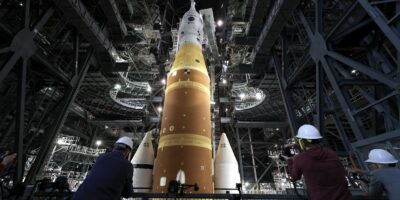 La fusée Artemis II de la NASA roule vers la rampe de lancement dans le but final de respecter la date limite d&rsquo;avril