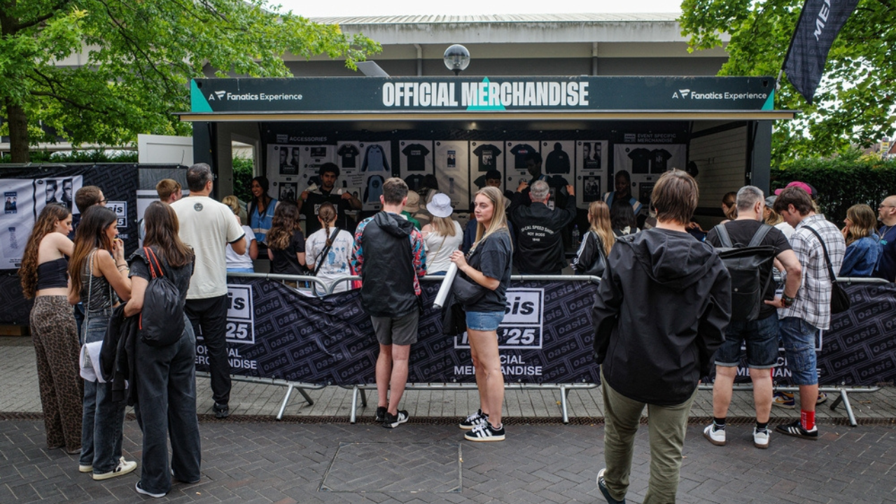 13 T-shirts de concert aux imprimés étranges qui se sont transformés en trouvailles de trophées