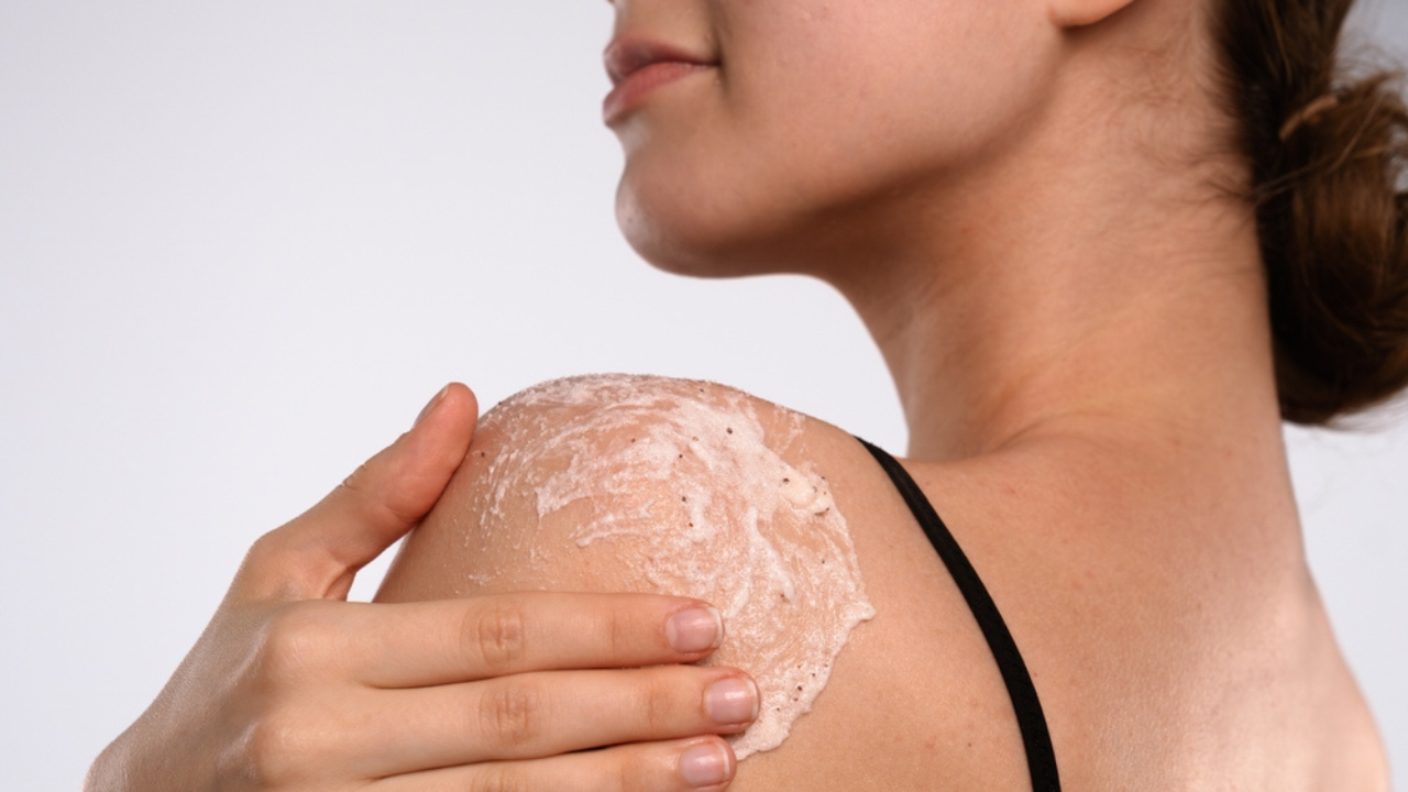 12 meilleurs gommages corporels exfoliants pour les coudes rugueux et les jambes d’hiver