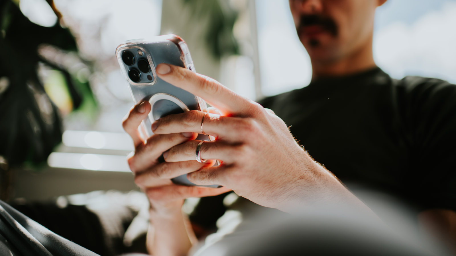 Main d'homme tenant un téléphone portable. Conceptuel avec espace pour copie.