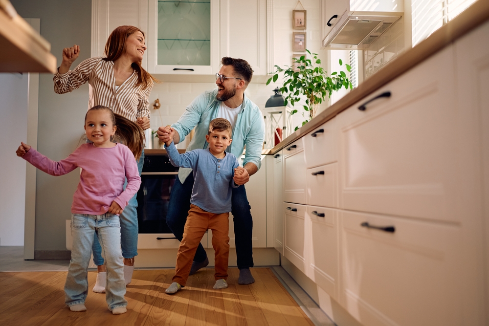 10 activités pour les jours de pluie qui permettent aux enfants de bouger et aux adultes de rester sains d'esprit