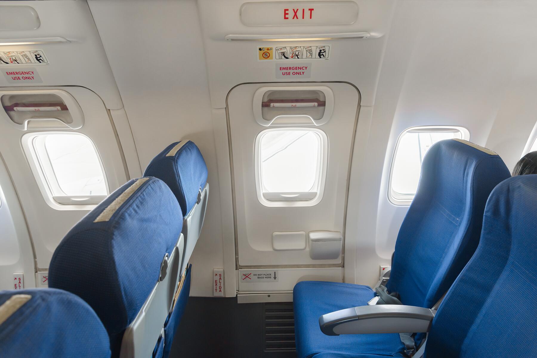 Un passager avec une main déclenche une tempête sur Internet à cause de la politique des lignes de sortie