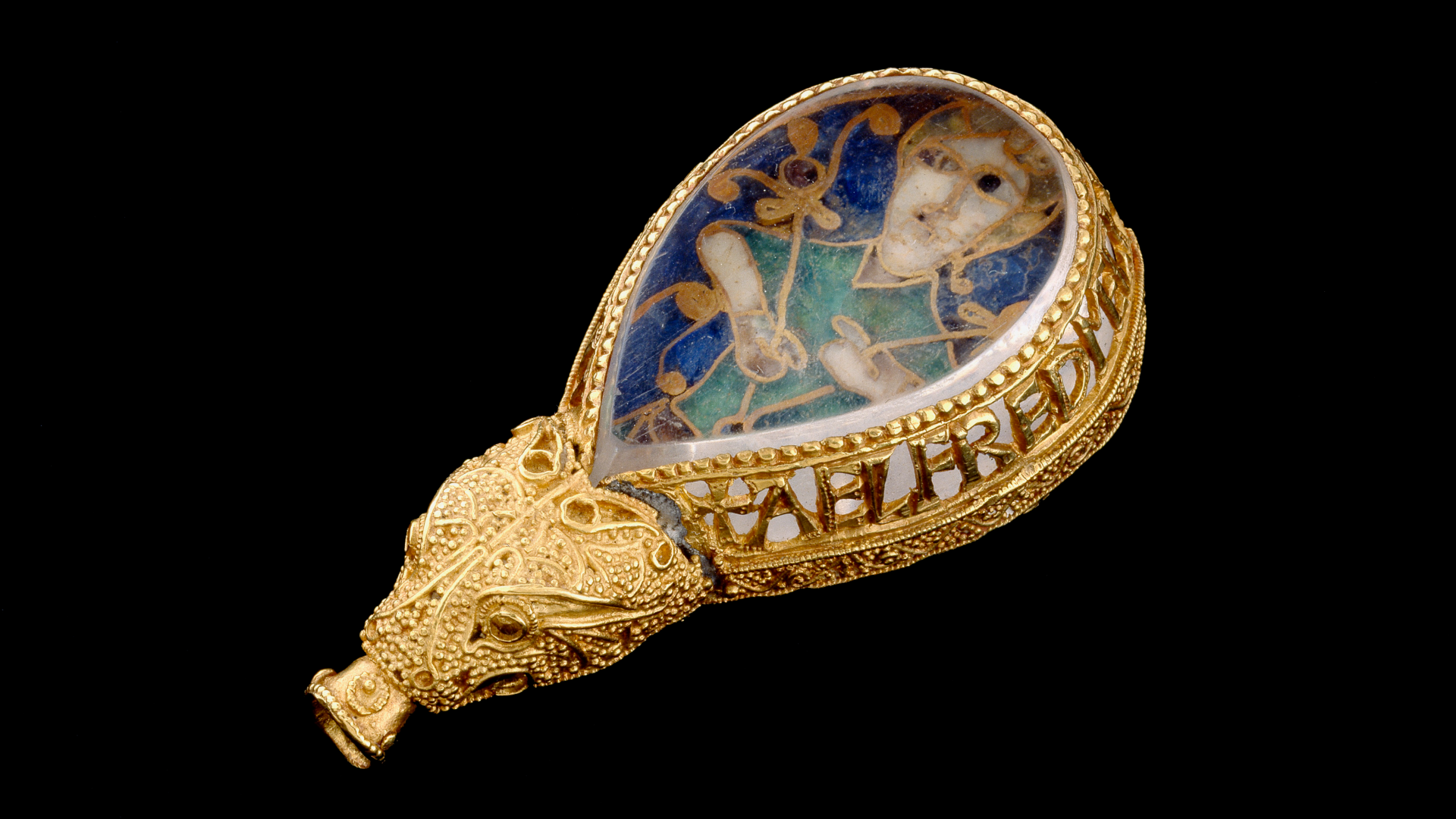 une lunette en or avec une inscription sur les bords contient une pierre précieuse cloisonnée représentant un homme