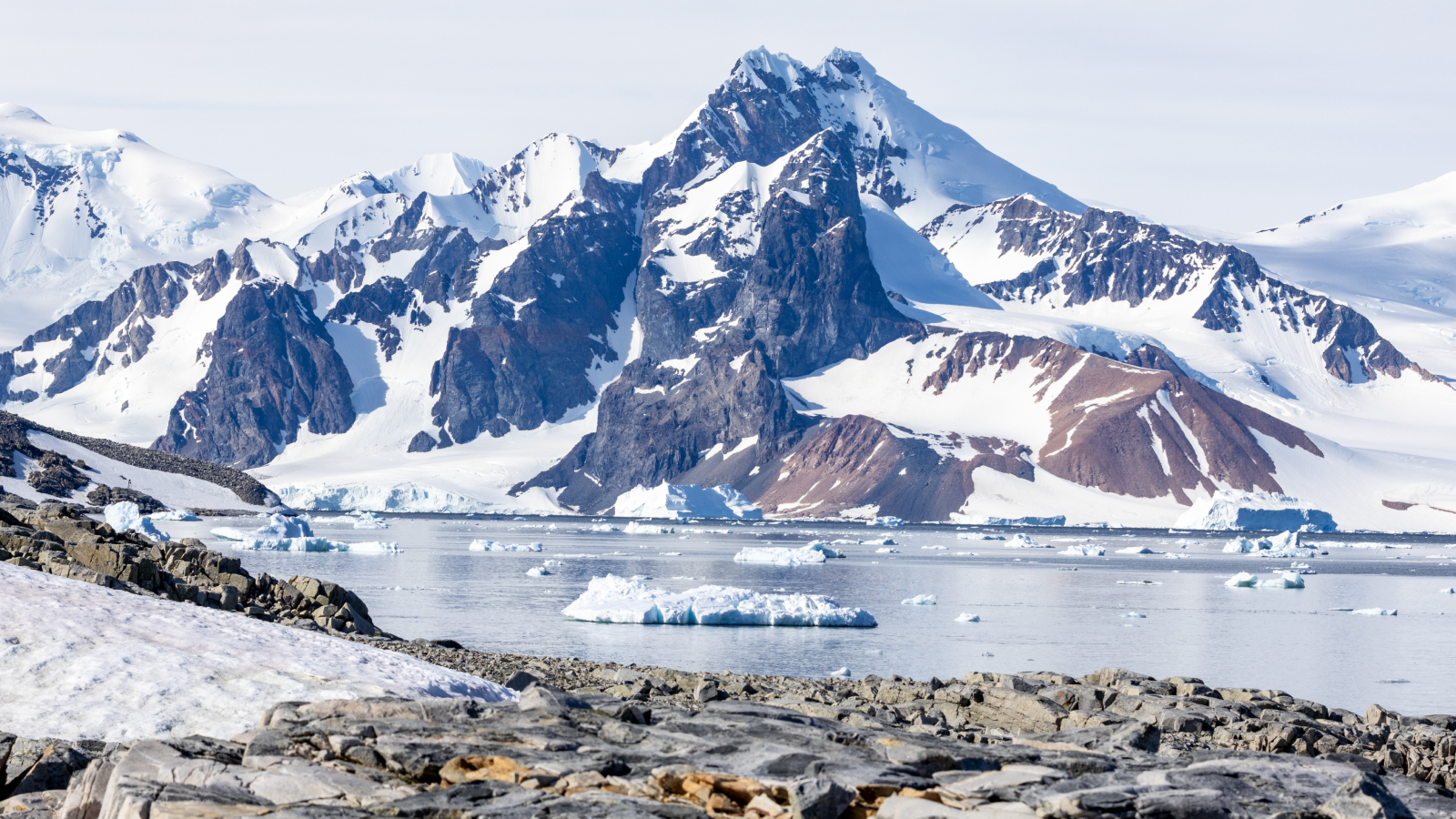 L'île Stonington se trouve dans la partie orientale de la baie Marguerite, au large de la côte ouest de l'île Graham, en Antarctique.
