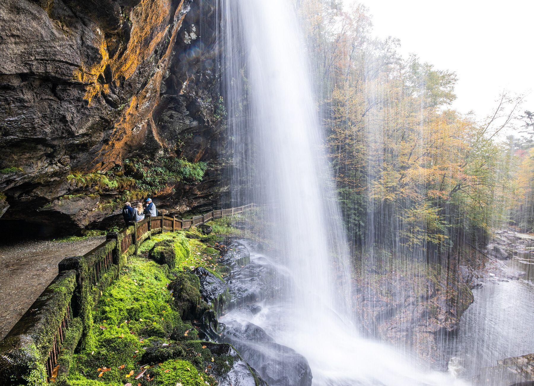Bord du sentier de Dry Falls avec des gens