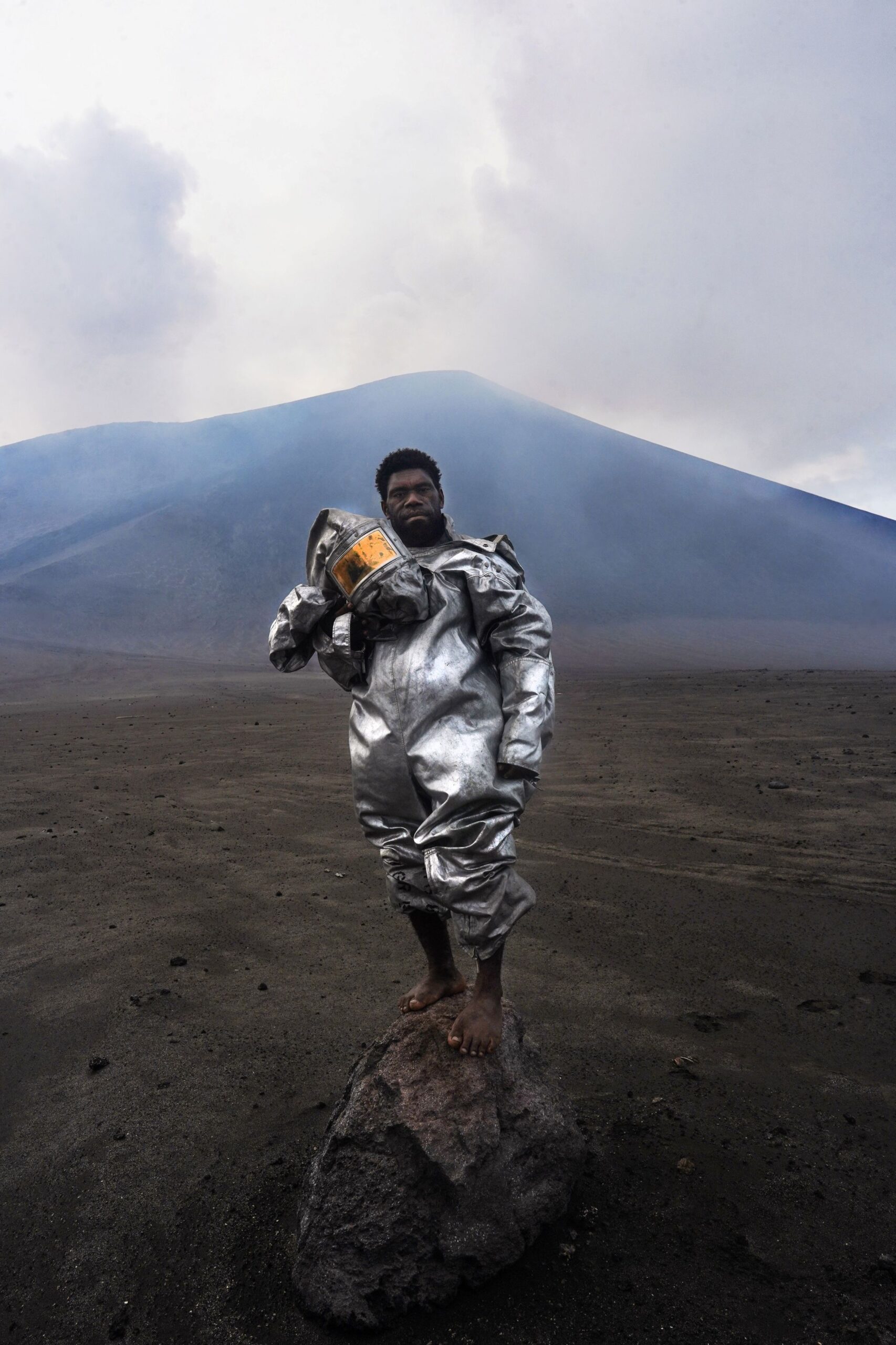 Le « volcanologue aux pieds nus » de Vanuatu se tient devant le mont Yasur, crachant des cendres et du soufre, sur une photographie primée