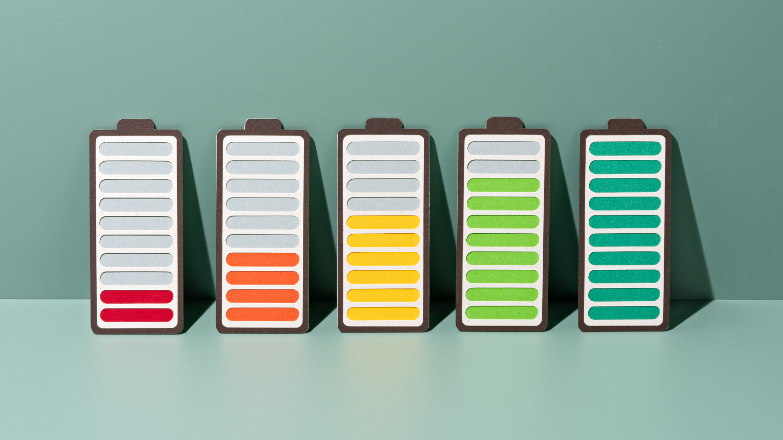 Les piles rechargeables en papier se chargent progressivement jusqu'à ce qu'elles soient complètement chargées sur la vue de face de fond vert.