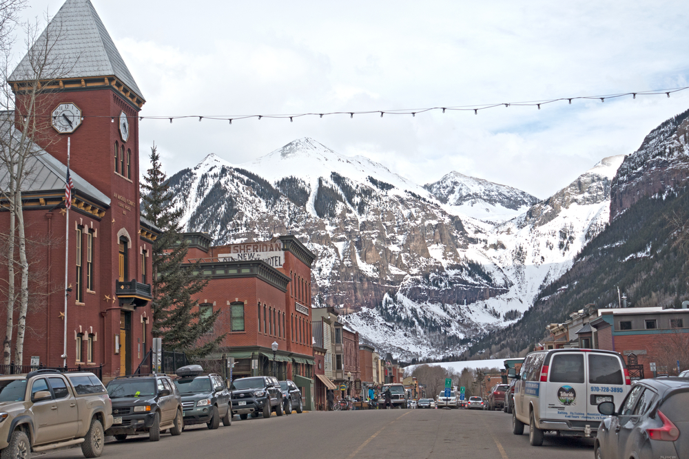 12 petites villes de fin d'hiver avec des festivals d'hiver et des rues principales confortables