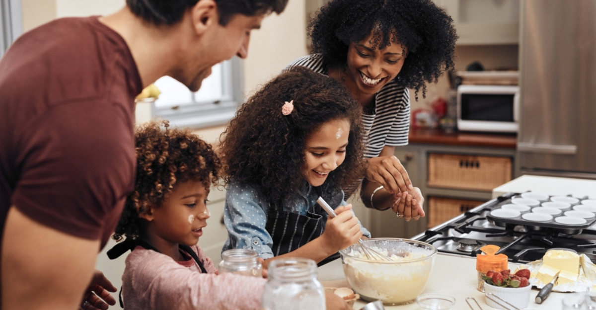 15 projets de pâtisserie pour les jours de pluie pour lesquels les enfants peuvent réellement aider
