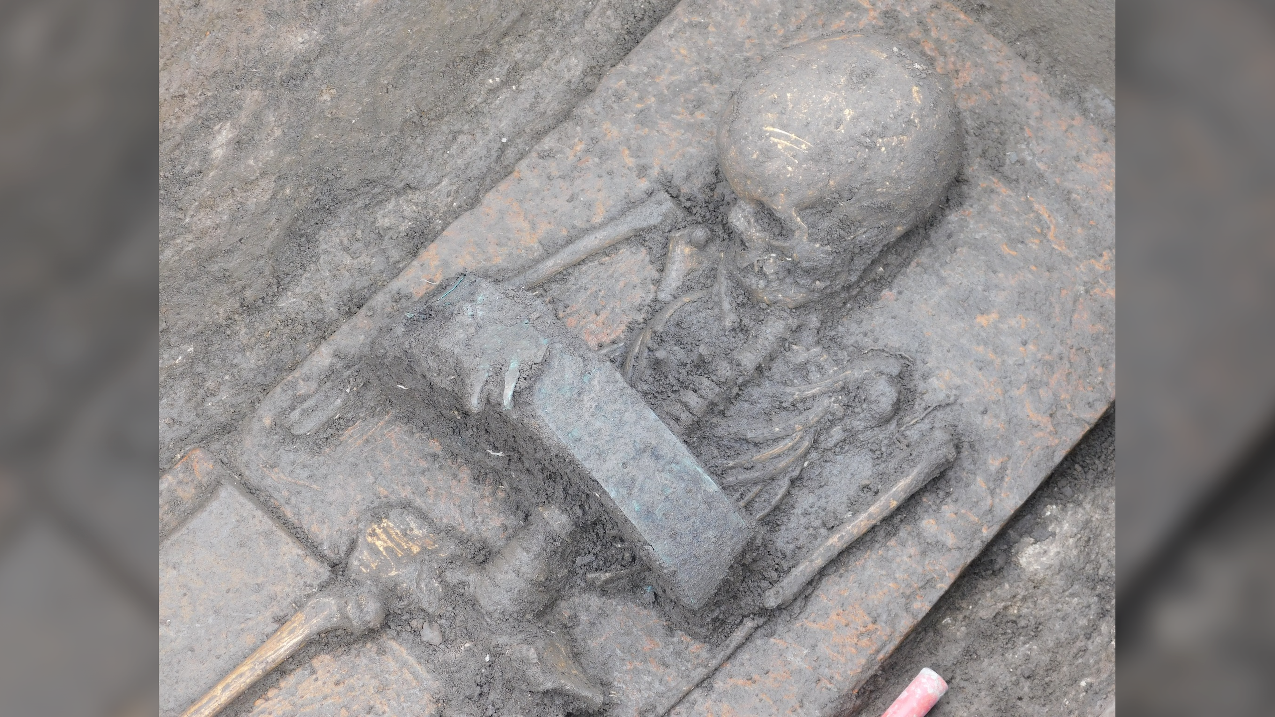 Des enfants portant des ceintures de « guerrier » en bronze découverts dans un cimetière vieux de 2 500 ans en Italie