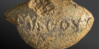 Un message sombre avertissant l&rsquo;ennemi d' »apprendre votre leçon » a été retrouvé inscrit sur une balle de fronde vieille de 2 000 ans provenant de l&rsquo;ancienne Terre Sainte