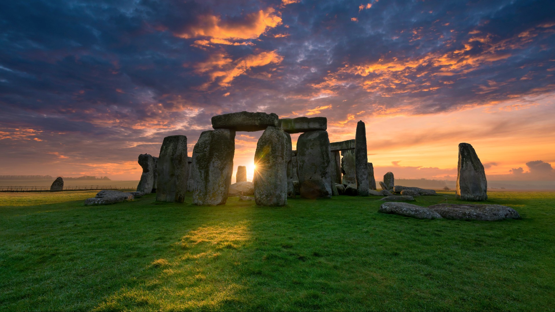Photo de Stonehenge alors que le soleil culmine entre les arches de pierre.