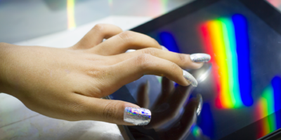 Un étudiant en chimie développe un vernis transparent qui transforme votre ongle en stylet pour écran tactile