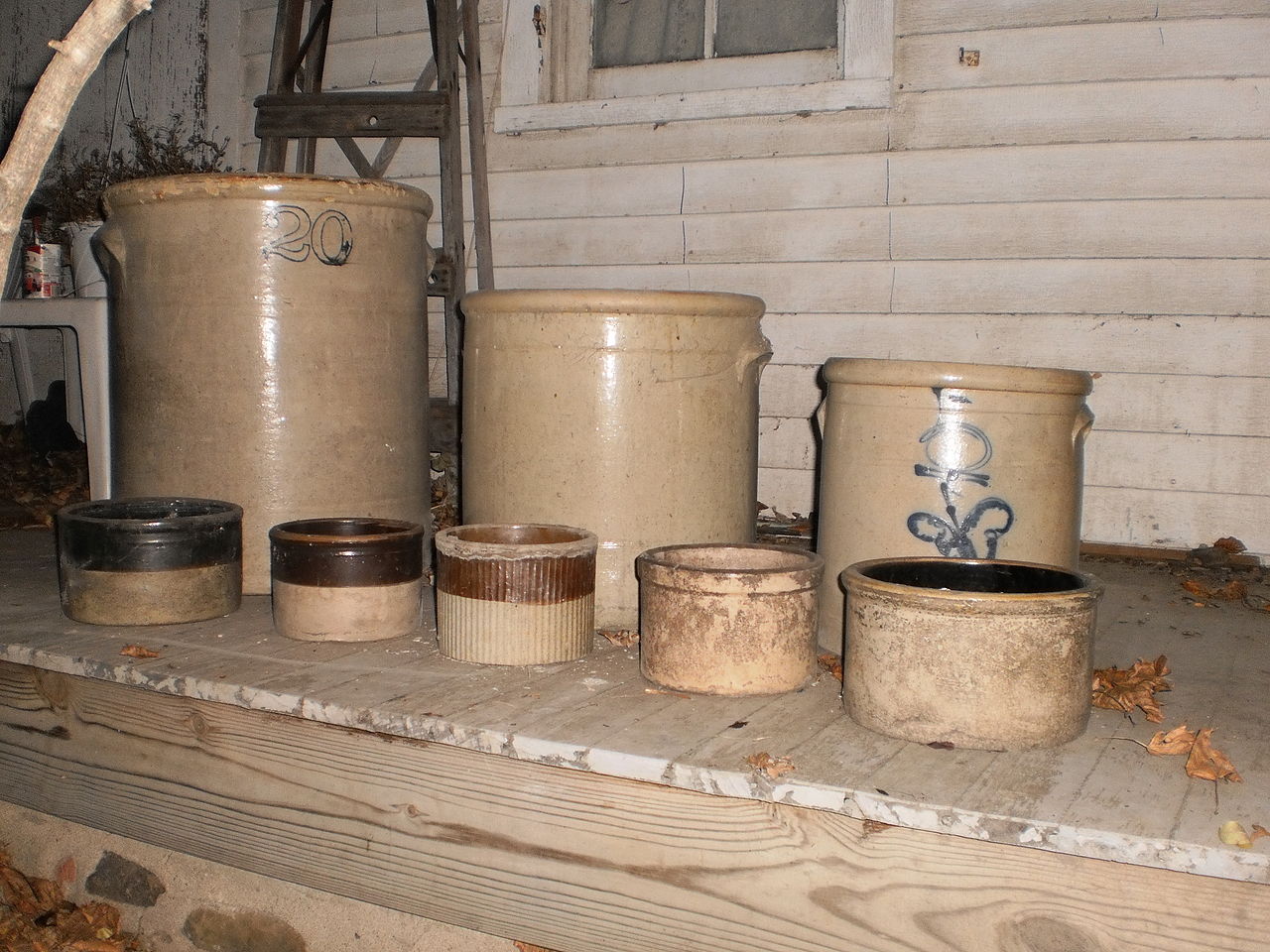13 grès et pots antiques qui fonctionnent dans un décor rustique